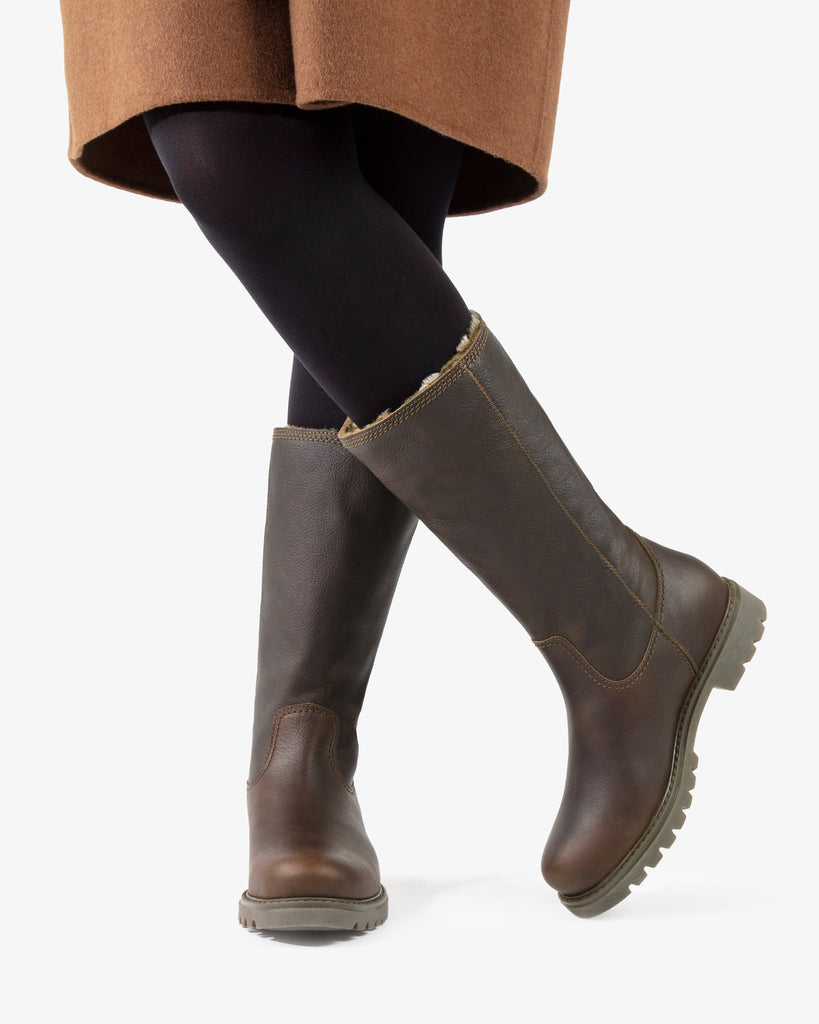 Bambina botas de piel con forro interior de pelo. castaño