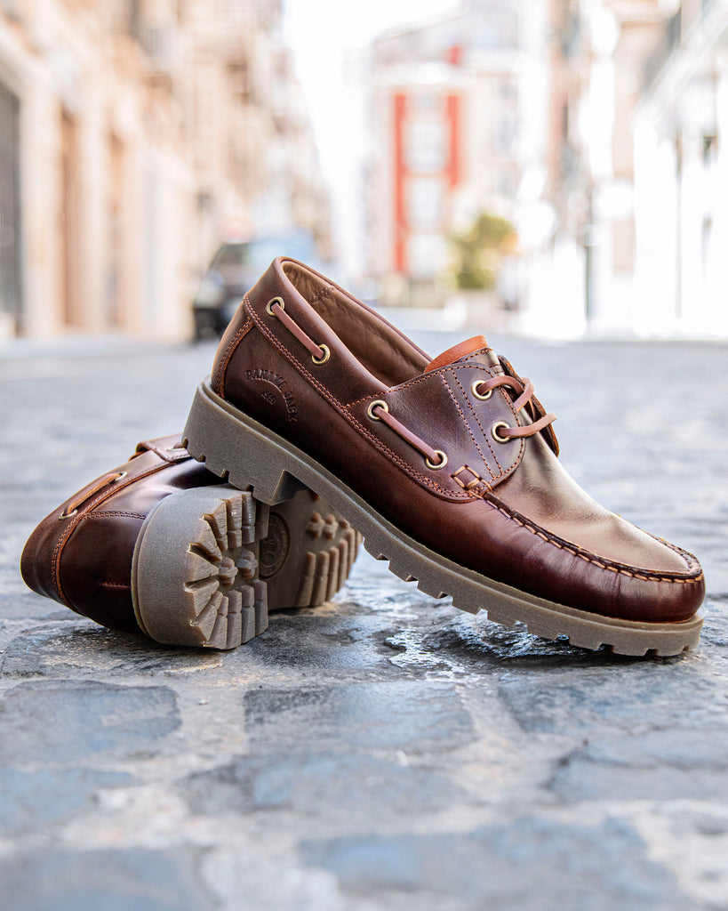 Boat náutico de piel con forro interior de piel. cuero