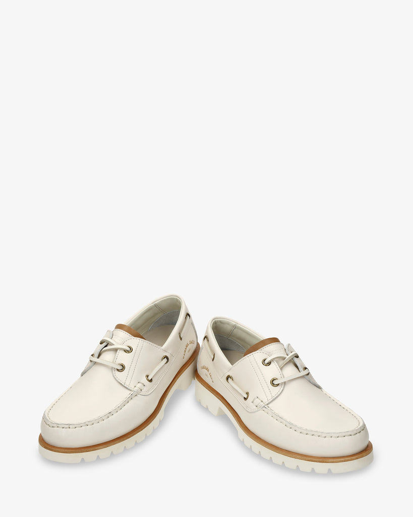 Boat náutico de piel con forro interior de piel. crudo