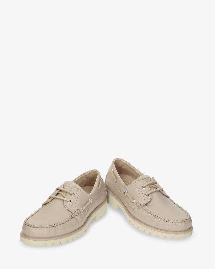 Boat náutico de piel con forro interior de piel. taupe