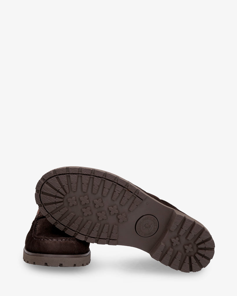 Boat náutico de piel con forro interior de piel. marron