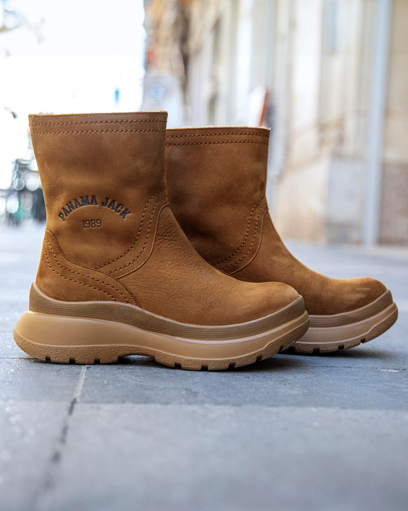 Hebe botas de piel con forro interior de pelo. cuero